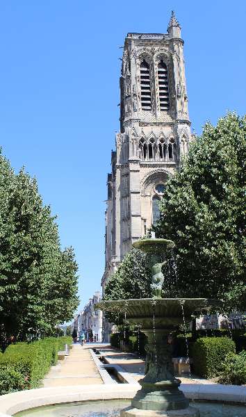 montée à la tour cathédrale ville de Soissons 